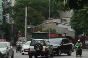 CSGT truy ôtô "thi gan" đối đầu giữa Hà Nội để phạt nguội