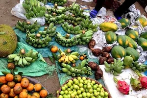 Hàng trôi nổi gắn mác “đồ nhà quê”