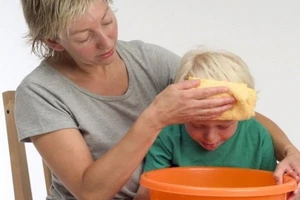 Dấu hiệu và cách xử lý khi trẻ bị ngộ độc