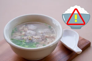 Lý do không nên ăn cơm chan canh