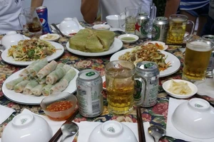 Uống nhiều bia rượu nên ăn uống ra sao?