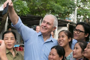 Thủ tướng Úc thưởng thức bánh mì ở Đà Nẵng