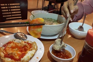 Video: Chung đụng thức ăn là thân mật hay gây hại?