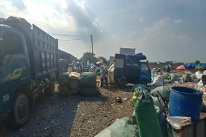 Hàng trăm hộ dân khốn đốn vì bãi rác 20 năm