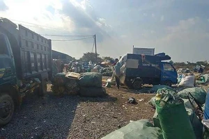 Phó Chủ tịch TP.HCM chỉ đạo xử lý ô nhiễm bãi rác Hiệp Thành