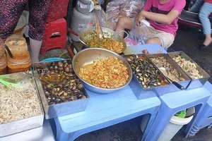 Bán thức ăn có côn trùng gây hại xâm nhập: Xử lý sao?