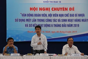 Cán bộ thay hộp đựng cơm bằng nhựa bằng hộp thủy tinh