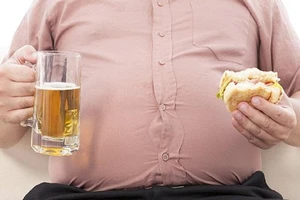 Những lý do làm người uống rượu càng lúc càng béo phì