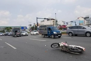 Một phụ nữ văng lên kính xe tải rồi rơi xuống đường ở Thủ Đức