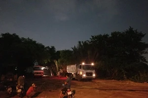 Quận 12: Rác thải bị chôn trộm, dân khốn khổ vì mùi hôi