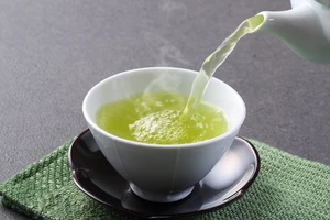 Uống trà khi đói bụng thì lợi hay hại?