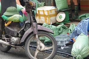 Chở nước đá bằng xe máy rỉ sét có bị xử lý?