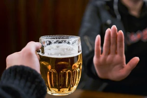 Coi chừng lây bệnh vì uống chung ly bia