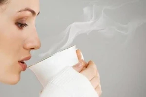 Uống nước ấm và trà có chống được COVID-19?
