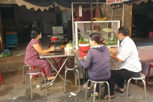 Cửa hàng ăn uống còn phục vụ khách tại chỗ bị phạt bao nhiêu?