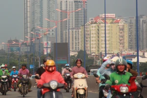 TP.HCM tiếp tục nắng nóng, lượng tia UV ở mức cao