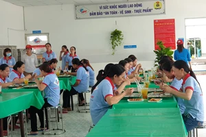 Tăng cường chất lượng bữa ăn cho công nhân