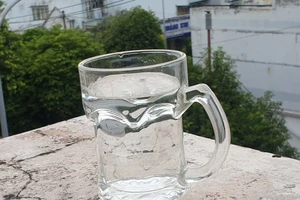 Uống đủ nước giúp tăng cường sức khỏe trong mùa COVID-19