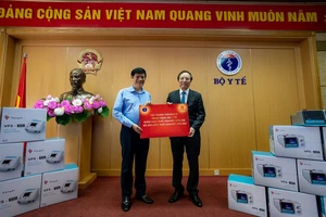 Vingroup bàn giao lô máy thở đầu tiên cho Bộ Y tế