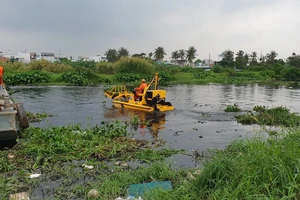 TP.HCM thí nghiệm vớt rác bằng phương tiện hiện đại 
