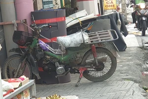 Xe cũ nát, lạc hậu vô tư chạy trên đường phố