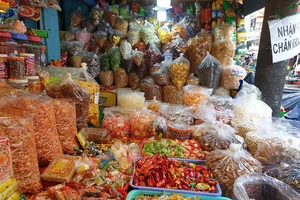 Tràn lan bánh mứt, thực phẩm không nhãn mác ở các chợ 