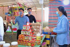 Nhiều thực phẩm, bánh kẹo phục vụ mua sắm tết tại hội chợ 