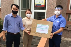 Hỗ trợ khẩu trang cho công nhân vệ sinh môi trường