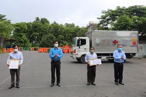 Đội thu gom rác thải y tế ở các cơ sở cách ly tại TP.HCM được thưởng