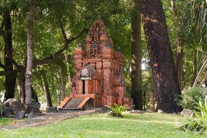 TP.HCM: Nguyên nhân tháp Chăm ở công viên Tao Đàn bị hư hại