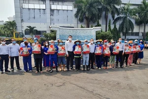 Nhân viên vệ sinh môi trường hơn 20 năm không được đón Tết quê nhà