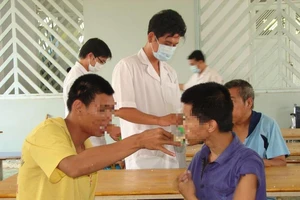 Người tâm thần được chăm sóc, điều trị tại Trung tâm điều dưỡng tâm thần Tân Định. Ảnh: THANH MẬN