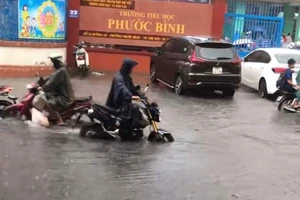 Nhiều tuyến đường ở TP.HCM ngập nặng sau cơn mưa lớn