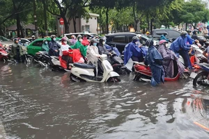  Ngập úng do mưa kéo dài nhiều giờ ở TP.HCM