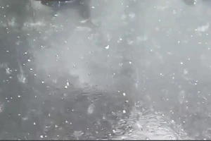 Mưa đá xuất hiện ở TP.HCM