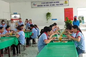 TP.HCM: Giám sát bếp ăn tập thể trong khu công nghiệp