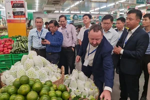 Bộ trưởng Bộ NN&PTNT Lê Minh Hoan khảo sát chợ có quy mô lớn nhất TP.HCM