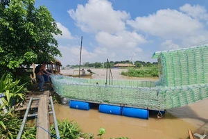 Lạ mắt với thuyền nhựa hút khách du lịch