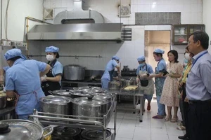 Phòng GD&ĐT quận Gò Vấp cùng đoàn công tác kiểm tra bếp ăn bán trú tại Trường Tiểu học Nguyễn Thị Minh Khai. Ảnh: HP