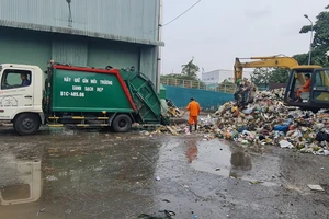 Hàng trăm phương tiện thu gom rác ở TP.HCM được dán tem để ngăn rác lậu