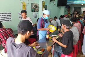 Những quán ăn nghĩa tình nức lòng người Sài Gòn