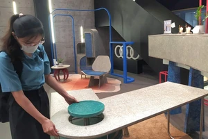 Đấu giá nội thất làm từ rác thải nhựa