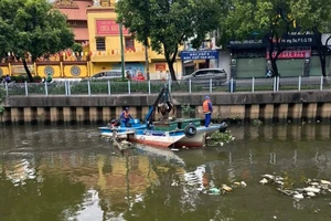 UBND TP.HCM chỉ đạo vớt rác trên kênh Nhiêu Lộc-Thị Nghè sau nhiều ngày ùn ứ