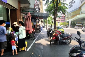 Tiểu thương quận 1 vui mừng vì được 'hợp thức hóa' buôn bán trên vỉa hè