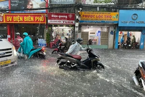 TP.HCM ban ngày nhiệt độ cao bất ngờ nhưng tối lại tiếp tục mưa lớn