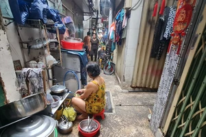 Cận cảnh 5 người chen chúc trong căn phòng bé tẹo ở trung tâm TP.HCM, có khi phải ra đường ngủ