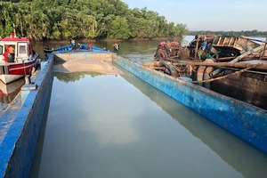 Những chiêu trò của các đối tượng khai thác cát trái phép 