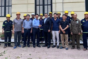 Lãnh đạo UBND TP.HCM động viên đội chi viện cứu hộ cây xanh tại Hà Nội