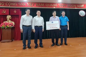 Sở Xây dựng TP.HCM và Ủy ban MTTQ Việt Nam quận 1 ủng hộ đồng bào bị thiệt hại do bão số 3