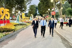 Nhiều tác phẩm độc, lạ được trưng bày tại Hội hoa xuân năm 2025